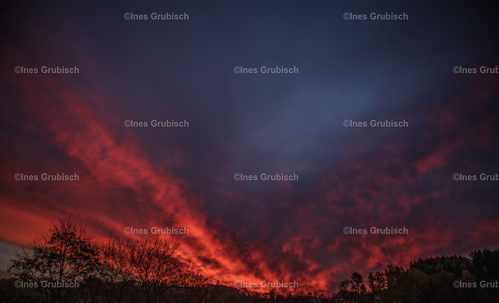 Gefährlicher Himmel zum Sonnenaufgang | Lila Lubbenbomm - Artwork by Ines Grubisch - Realisiert mit Pictrs.com