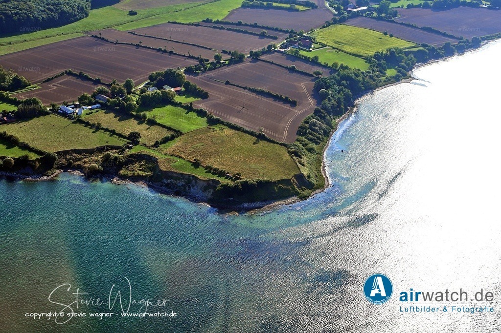 Luftbild Na de Huk - Der Strand „Na de Huk“ liegt in 24972 Steinberg | Der Strand „Na de Huk“ liegt in 24972 Steinberg und erstreckt sich idyllisch entlang der Ostsee. Mit feinem Sand, flachem Zugang zum Wasser und umliegender Wiese bietet er Platz zum Entspannen, Spielen und Spazieren.