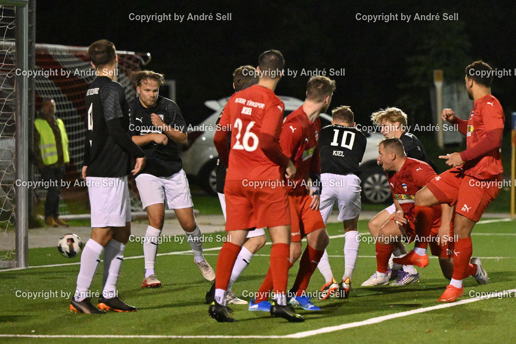 Inter Türkspor Kiel vs SSG Rot-Schwarz Kiel | Christopher Kramer (Inter #28 2.v.r.) trifft hier nach einem Eckball per Kopf zum 4-0 / Fußball-Landesliga Schleswig Männer 2026/2027 / Inter Türkspor Kiel vs SSG Rot-Schwarz Kiel / Hans-Mohr-Sportplatz (Kunstrasen) / Kiel / 25.09.26 - Realisiert mit Pictrs.com