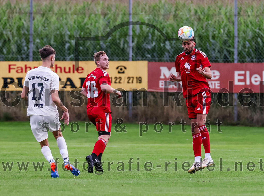 2023-08-04_013_SV_Walpertskirchen_gegen_FC_Finsing | Walpertskirchen, Deutschland, 04.08.2023:
Fußball, Kreisliga 2023 / 2024, 2. Spieltag, SV Walpertskirchen gegen FC Finsing, Endergebnis: 3:3

Julian Jaros (SV Walpertskirchen, #17), Dominik Bluhme (FC Finsing, #16), Dominik Keuter (FC Finsing, #18)

Foto: Christian Riedel / fotografie-riedel.net
