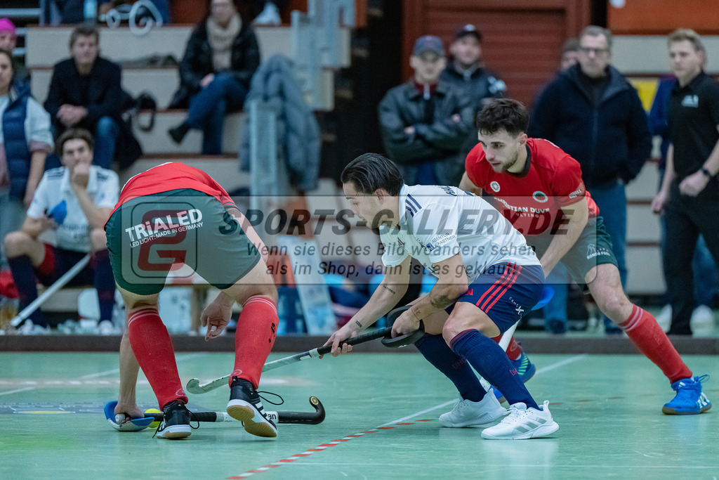 HK_20231217_107609 | 1. Bundesliga Herren Crefelder HC - Düsseldorfer HC  am 17.12.2023 Sporthalle Glockenspitz, Krefeld , Boomes Anton ( Crefelder HTC #23 ) , Halfmann Laurens ( Düsseldorfer HC #17 ) , Bachmann Lucas Maximilian ( Crefelder HTC #15 )