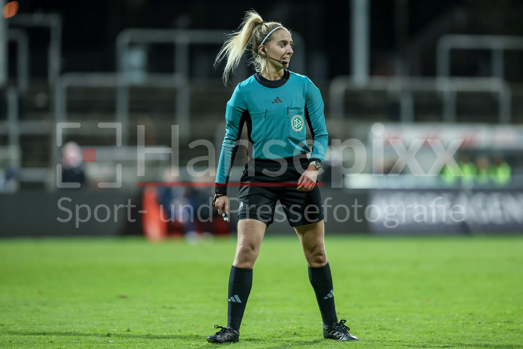 Fussball, DFB-Pokal Frauen, SC Fortuna Köln - SV Werder Bremen | v.li.: Schiedsrichterin Julia Boike, DIE DFB-RICHTLINIEN UNTERSAGEN JEGLICHE NUTZUNG VON FOTOS ALS SEQUENZBILDER UND/ODER VIDEOÄHNLICHE FOTOSTRECKEN. DFB REGULATIONS PROHIBIT ANY USE OF PHOTOGRAPHS AS IMAGE SEQUENCES AND/OR QUASI-VIDEO.