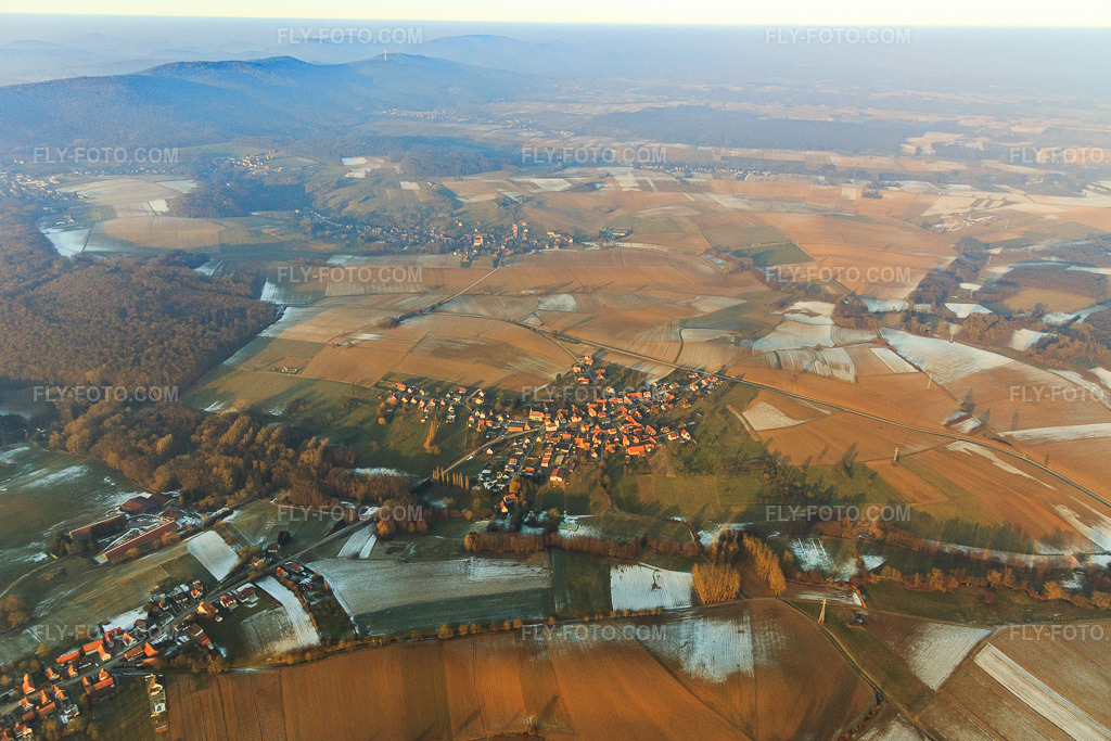Aerial view: Village view in winter with snow in Keffenach in the state Bas-Rhin, France. – Photo: IMG_096367.jpg taken on 01/21/2017 by Werner Riehm/FLY-FOTO.com – Resolution of the original: 5250 x 3500 px