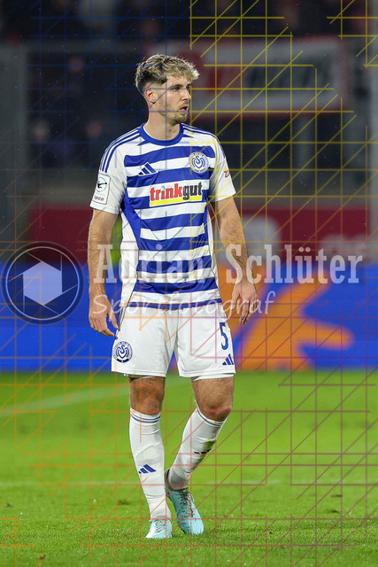 MSV Duisburg vs Rot-Weiss Essen - 3. Liga | Duisburg, Deutschland, 26.10.25:   Tobias Fleckstein (MSV Duisburg) schaut waehrend des Spiels der 3. Liga MSV Duisburg vs Rot-Weiss Essen in der schauinsland-reisen-arena(Foto von Brauer-Fotoagentur / Adrian Schlueter)