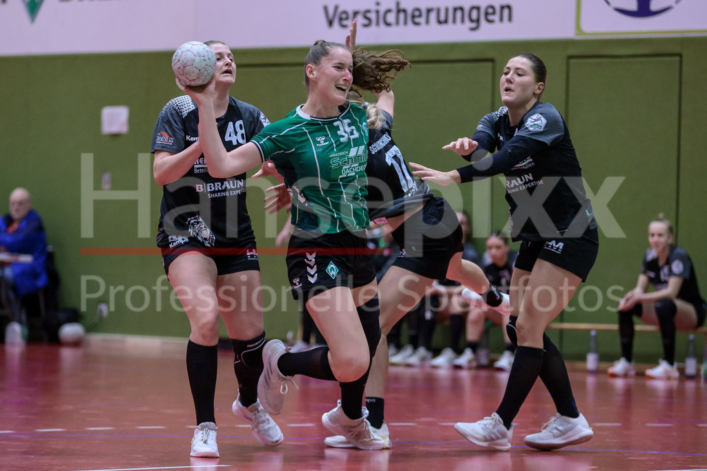 Handball, 2. Bundesliga Frauen, SV Werder Bremen - SG 09 Kirchhof | v.li.: Vanessa Ulrich (SG 09 Kirchhof, 48), Lara Niemann (SV Werder Bremen, 35), Hannah Berk (SG 09 Kirchhof, 17) und Chantal Reimbold (SG 09 Kirchhof, 11) im Zweikampf, Duell, Spielszene, Aktion, Action
