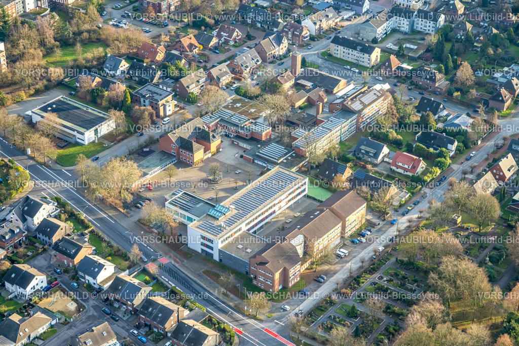 Bottrop251204093Kirchhellen | Luftbild, Schulzentrum, Vestisches Gymnasium Kirchhellen und Hauptschule, Dächer mit Solarpaneelen, Freiwillige Feuerwehr mit Feuerwehrturm, links das Hallenbad, Kirchhellen, Bottrop, Ruhrgebiet, Nordrhein-Westfalen, Deutschland
