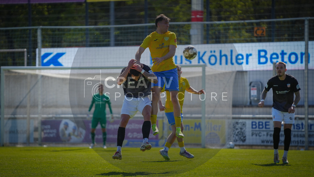 FFußball, Herren, Saison 2025/2026, Regionalliga Nordost, 31. Spieltag, FSV 63 Luckenwalde vs. FSV Zwickau, Sonntag 26.04.2026, Werner-Seelenbinder-Stadion Luckenwalde | Fußball, Herren, Saison 2025/2026, Regionalliga Nordost, 31. Spieltag, FSV 63 Luckenwalde vs. FSV Zwickau, Sonntag 26.04.2026, Werner-Seelenbinder-Stadion Luckenwalde, Im Bild: Joshua Putze (l. Zwickau) und Simon Gollnack (r. Luckenwalde) - Realisiert mit Pictrs.com