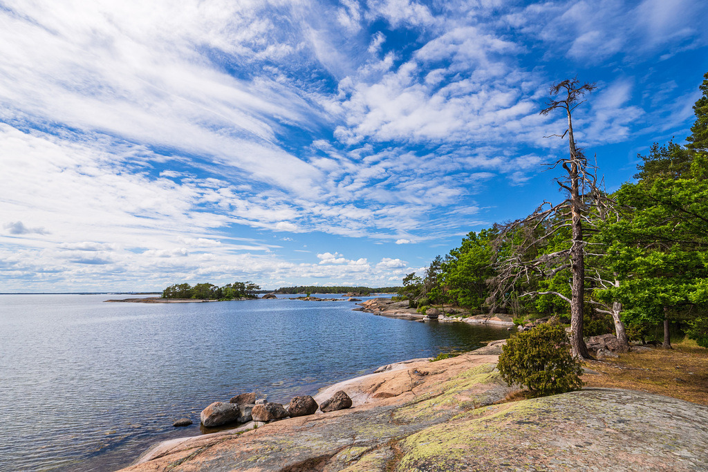Ostseeküste mit Felsen und Bäumen bei Oskashamn in Schweden | Ostseeküste mit Felsen und Bäumen bei Oskashamn in Schweden.
