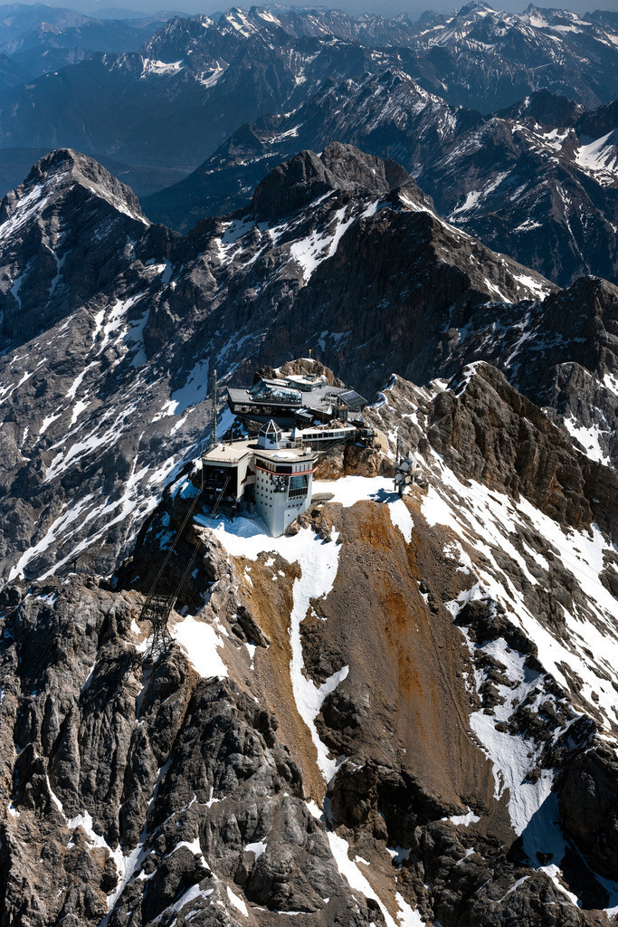 dr__0052801.jpg | GARMISCH-PARTENKIRCHEN 23.04.2020 Bergstation der Seilbahn auf dem Gipfel der Zugspitze bei Garmisch-Partenkirchen im Bundesland Bayern. Weiterführende Informationen bei: Bayerische Zugspitzbahn Bergbahn AG,  Garaventa AG / Doppelmayr. // Station of the new cable car to the summit of the Zugspitze near Garmisch-Partenkirchen in the state Bavaria, Germany. Further information at: Bayerische Zugspitzbahn Bergbahn AG,  Garaventa AG / Doppelmayr. Foto: Daniel Reiter
