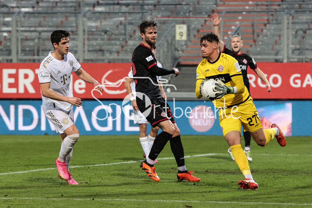 FC Würzburger Kickers - FC Bayern Amateure | Vincent FRIEDSAM (FWK #27) ist vor Grant Leon RANOS (FCB #22) am Ball