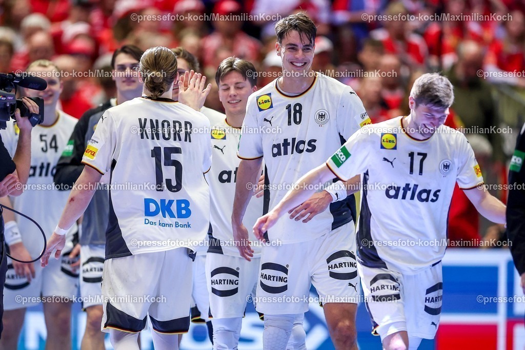 EHF28012602110 | 28.01.2026, Handball, Men's EHF EURO 2026, Deutschland - Frankreich, Jyske Bank Boxen in Herning, Dänemark, Main Round: Deutschland siegt gegen Frankreich und zieht ins Halbfinale ein. Abschlussjubel nach dem Sieg.  Juri Knorr (Germany #15)  Nils Lichtlein (Germany #03)  Julian Köster (Germany #18)  Lukas Zerbe (Germany #17)