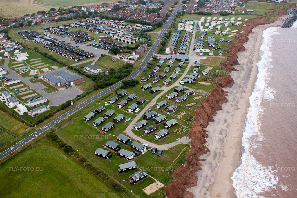 Vue aérienne: Complexe de maisons de vacances du parc de vacances Golden Sands sur la côte à Withernsea dans le département Angleterre, Grande Bretagne – .Photo: IMG_58813.jpg prise le 20/07/2013 par Werner Riehm/FLY-FOTO.eu – Résolution de l'original: 4752 x 3168 px