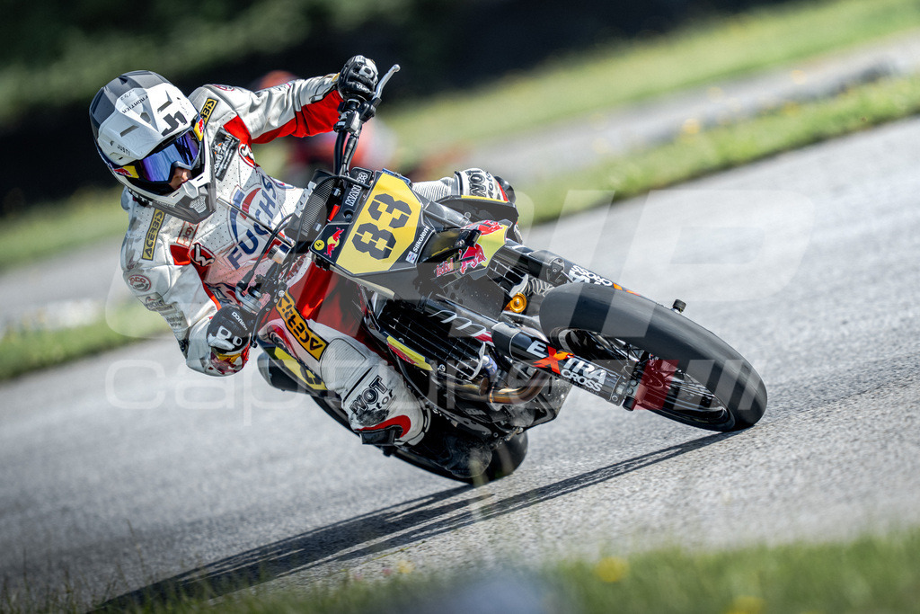 G-Cup + Supermoto Staatsmeisterschaft + Hungarian Supermoto Championship | GRIPcapture steht für authentische Sportfotografie in Österreich – für Momente, die mehr sind als Geschwindigkeit oder Ergebnis. Es geht um Emotion, Spannung, Fokus und den Augenblick, der oft nur einen Wimpernschlag dauert.Ob Motorsport, Teamsport oder 
