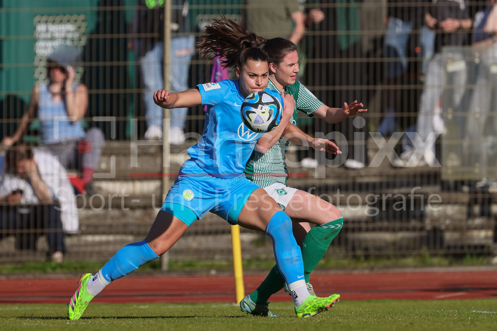 Fussball, Google Pixel Frauen-Bundesliga, SV Werder Bremen - VfL Wolfsburg | v.li.: Lena Oberdorf (VfL Wolfsburg, 5) und Chiara Hahn (SV Werder Bremen, 21) im Zweikampf, Duell, Dynamik, Aktion, Action, Spielszene, DIE DFB-RICHTLINIEN UNTERSAGEN JEGLICHE NUTZUNG VON FOTOS ALS SEQUENZBILDER UND/ODER VIDEOÄHNLICHE FOTOSTRECKEN. DFB REGULATIONS PROHIBIT ANY USE OF PHOTOGRAPHS AS IMAGE SEQUENCES AND/OR QUASI-VIDEO.