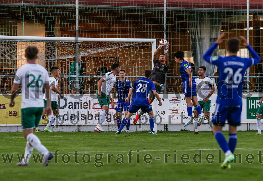 2023-08-01_090_FC_Schwaig_gegen_FC_Deisenhofen | Oberding, Deutschland, 01.08.2023:
Fußball, Toto-Pokal 2023 / 2024, 1. Spieltag, FC Schwaig gegen FC Deisenhofen, Endergebnis: 2:3

Georg Jungkunz (FC Deisenhofen, #28), Torwart Philipp Strunk (FC Schwaig, #30), Johannes Empl (FC Schwaig, #14)

Foto: Christian Riedel / fotografie-riedel.net