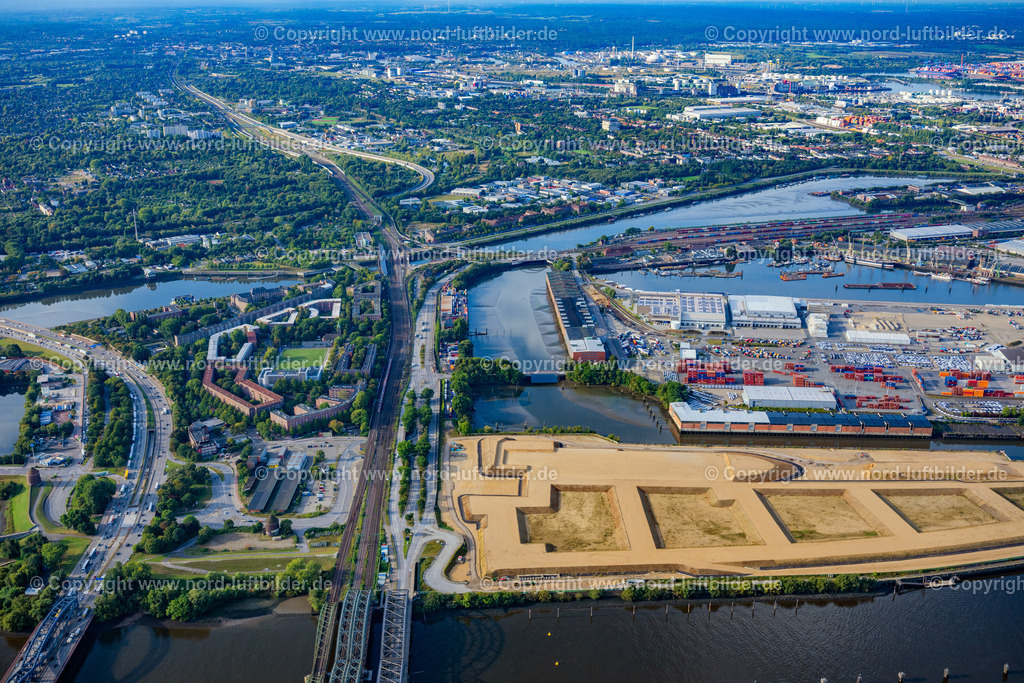 Hamburg_Veddel_Kleiner_Grasbrook_ELS_7346200925 | HAMBURG 20.09.2025 Abriß- und Erdarbeiten auf dem Gelände der ehemaligen Logistikzentrum- Ruine Überseezentrum am Schuhmacherwerder - Moldauhafen im Ortsteil Kleiner Grasbrook in Hamburg, Deutschland. Weiterführende Informationen bei: EGGERS Tiefbau GmbH,  HPA Hamburg Port Authority. // Demolition work on the site of the former logistics center ruin Ueberseezentrum on Schuhmacherwerder - Moldauhafen in the district Kleiner Grasbrook in Hamburg, Germany. Further information at: EGGERS Tiefbau GmbH,  HPA Hamburg Port Authority. Foto: Martin Elsen