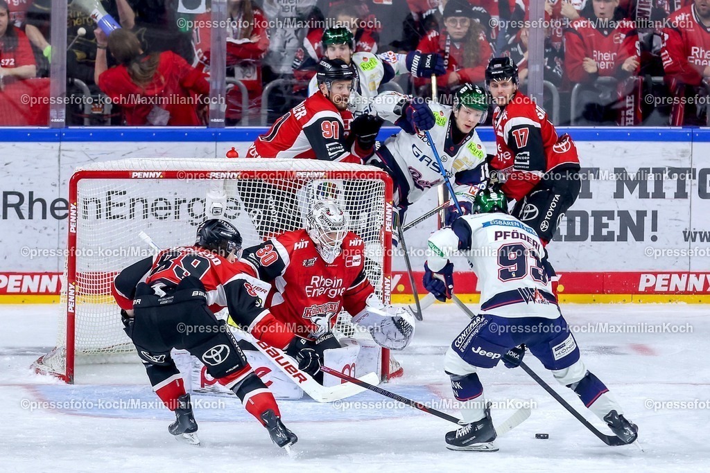 KEC20042601061 | 20.04.2026, Eishockey, DEL Halbfinale Play-Offs, Kölner Haie - Eisbären Berlin, Spiel 6, Lanxess-Arena Köln: Goalie Janne Juvonen (Kölner Haie #30) verteidigt das Tor gegen Leo Pföderl (Eisbären Berlin #93) 
