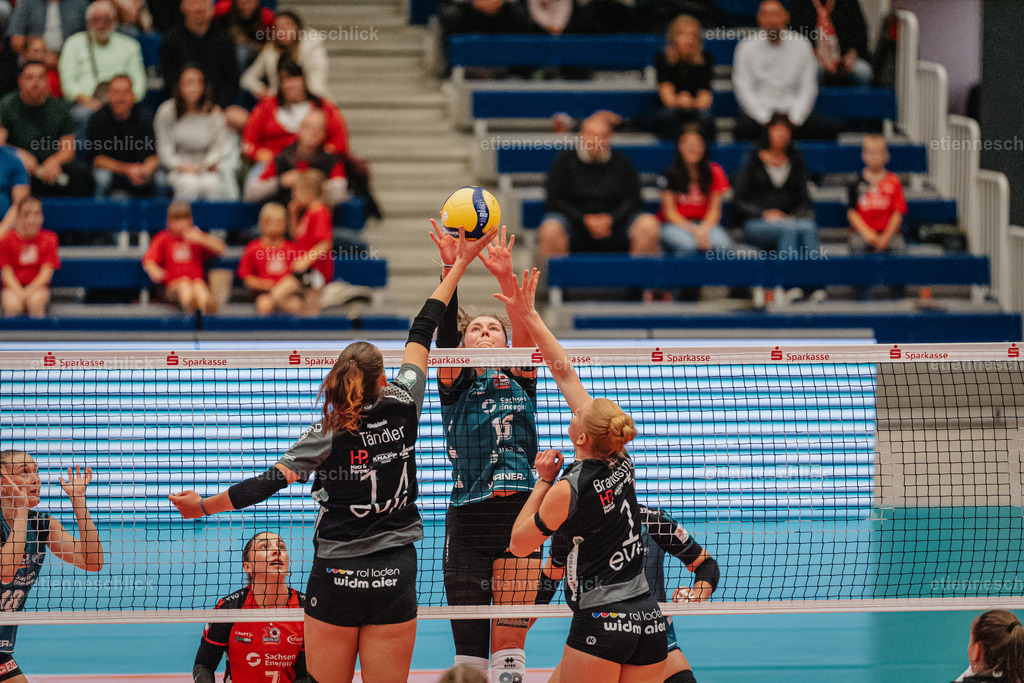 Dresdner SC - Binder Blaubären TSV Flacht, DEKRA 1. Bundesliga Frauen, Volleyball | Im Bild: Block durch Morgan Geddes (16, Dresdner SC)24.10.2026, Dresdner SC -  Binder Blaubären TSV Flacht, DEKRA 1. Bundesliga Frauen, Volleyball, Deutschland, Dresden, Cyberport Arena