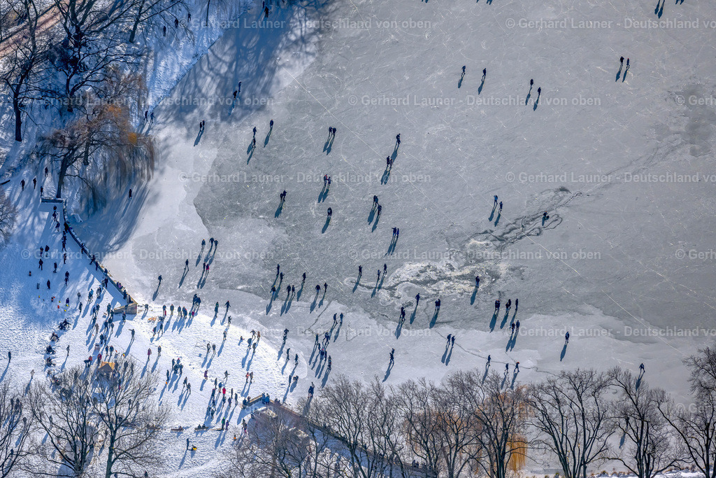4043950 | MüNSTER 13.02.2021  Spaziergänger und Passanten laufen auf der Eisschicht der zugefrorenen Uferbereiche der See - Oberfläche des Aasee im Ortsteil Pluggendorf in Münster im Bundesland Nordrhein-Westfalen, Deutschland. // Wintry snowy strollers and passers-by walk on the ice sheet of the frozen bank areas of the lake - surface of Aasee in the district Pluggendorf in Muenster in the state North Rhine-Westphalia, Germany. Foto: Gerhard Launer