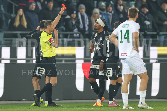 UEFA Europa League 2025/26: SK Sturm Graz vs SK Brann | Graz, Austria, 29.JAN.26 - SOCCER - UEFA Europa League, SK Sturm Graz vs SK Brann Bergen. The image shows referee Harald Lechner show the red card to Emanuel Aiwu (STU).