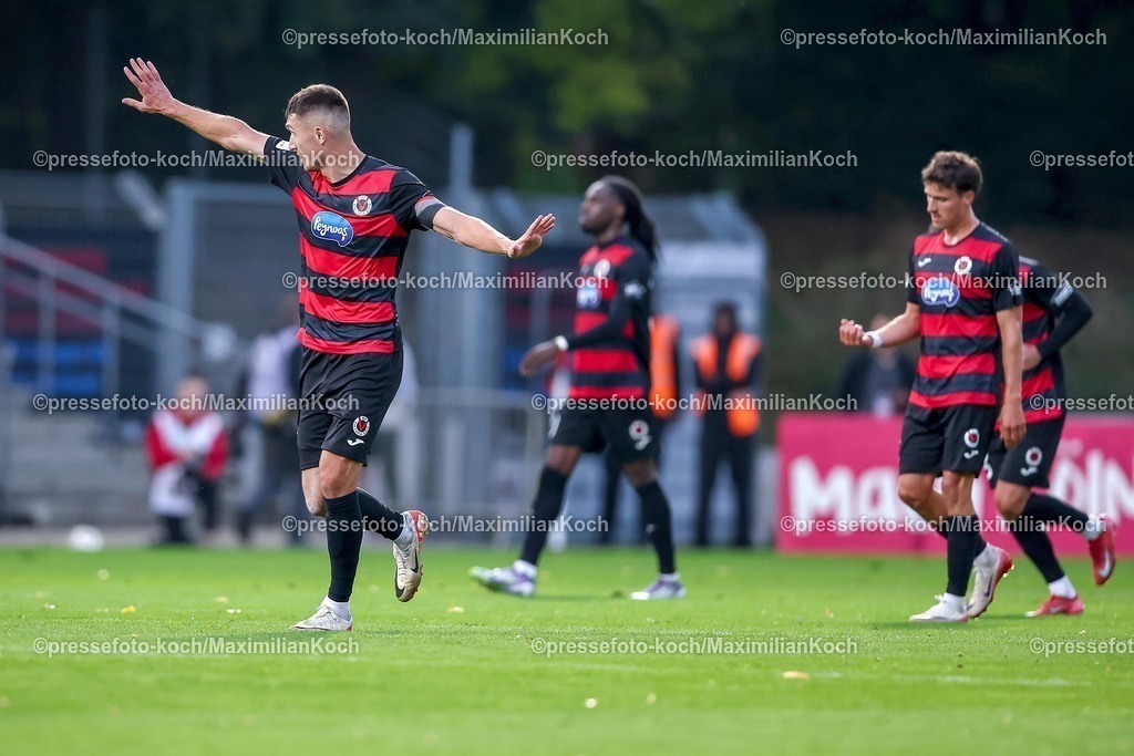FCVK29082501054 | 29.08.2025, Fußball, FC Viktoria Köln – SSV Jahn Regensburg, 3.Liga, Sportpark Höhenberg, Saison 2025 2026: Torjubel nach dem Tor zum 1:0 durch Torschütze Tim Kloss (Viktoria Koeln #18)  zusammen mit  Lars Dietz (Viktoria Koeln #02). Christoph Greger (Viktoria Koeln #15) jubelnd DFB regulations prohibit any use of photographs as image sequences and or quasi-video.