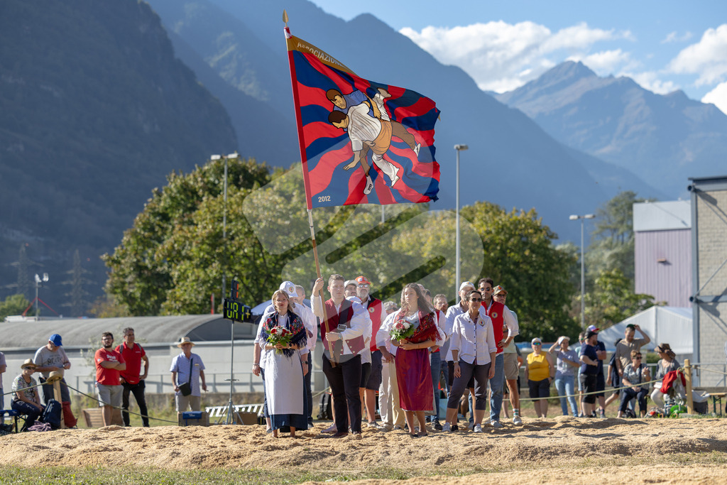 TESSINER2025_06_Gang_1314 | Die Schwinger des Schwyzer Kantonalen Schwingerverbandes: Fotos, die Dynamik und Leidenschaft festhalten, sowie emotionale Momente aus dem traditionellen Schwingsport zeigen. - Realisiert mit Pictrs.com