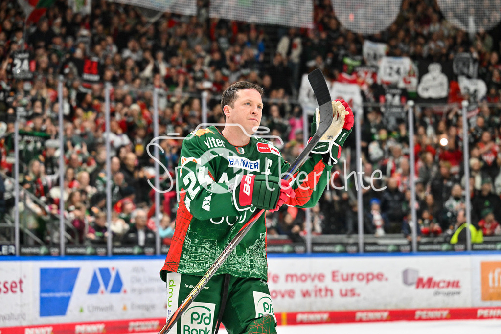 Augsburger Panther - Grizzlys Wolfsburg | AUGSBURG, GERMANY - 15. MARCH: im Bild T. J. TREVELYAN (Augsburger Panther 24) / Einzelfoto / Freisteller nach dem Match zwischen den Augsburger Panthern und den Grizzlys Wolfsburg am 52. Spieltag der Penny DEL im Curt Frenzel Stadion / der sich bei den Fans verabschiedet