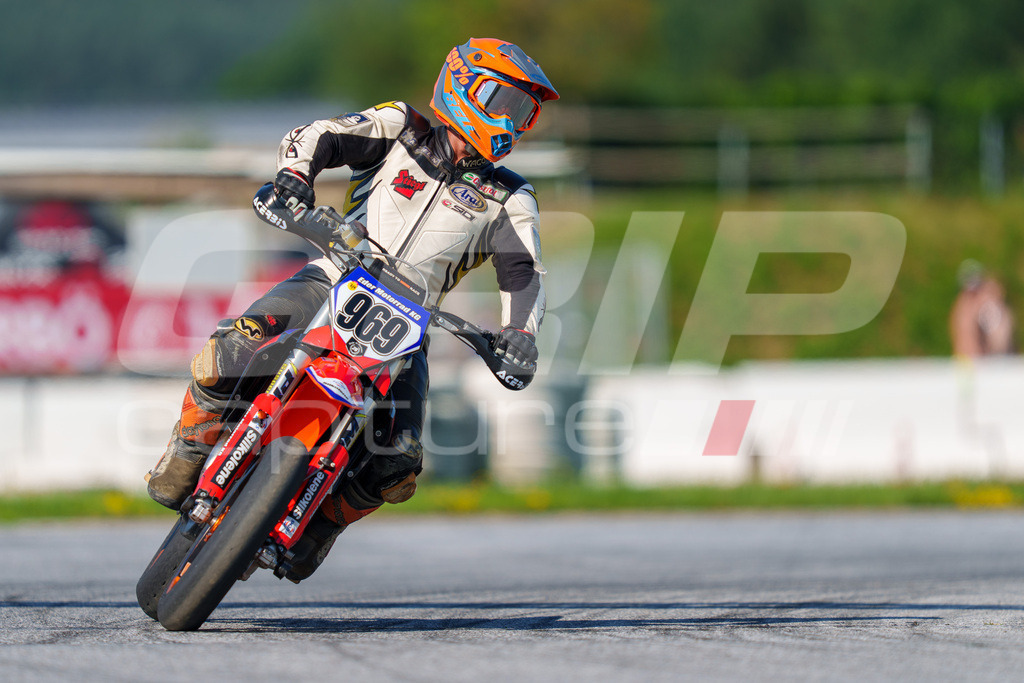 SuperMoto_Staatsmeisterschaft_Greinbach_186 | GRIPcapture steht für authentische Sportfotografie in Österreich – für Momente, die mehr sind als Geschwindigkeit oder Ergebnis. Es geht um Emotion, Spannung, Fokus und den Augenblick, der oft nur einen Wimpernschlag dauert.Ob Motorsport, Teamsport oder 