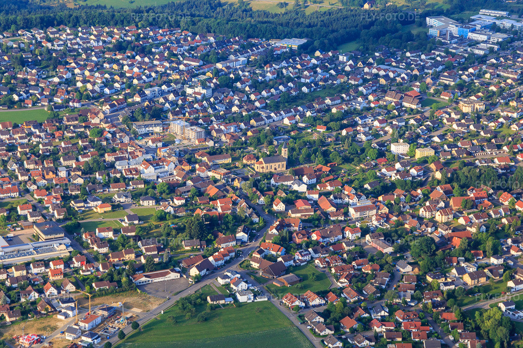Luftbild: Stadtübersticht aus Nordosten mit Kirche St. Georg in Mutlangen im Bundesland Baden-Württemberg in Deutschland. Foto: IMG_101575.jpg vom 08.07.2017 durch Werner Riehm/FLY-FOTO.de
