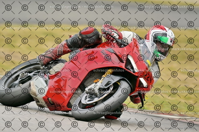 25bt05-1025 | markuskiefer.com - Realisiert mit Pictrs.com