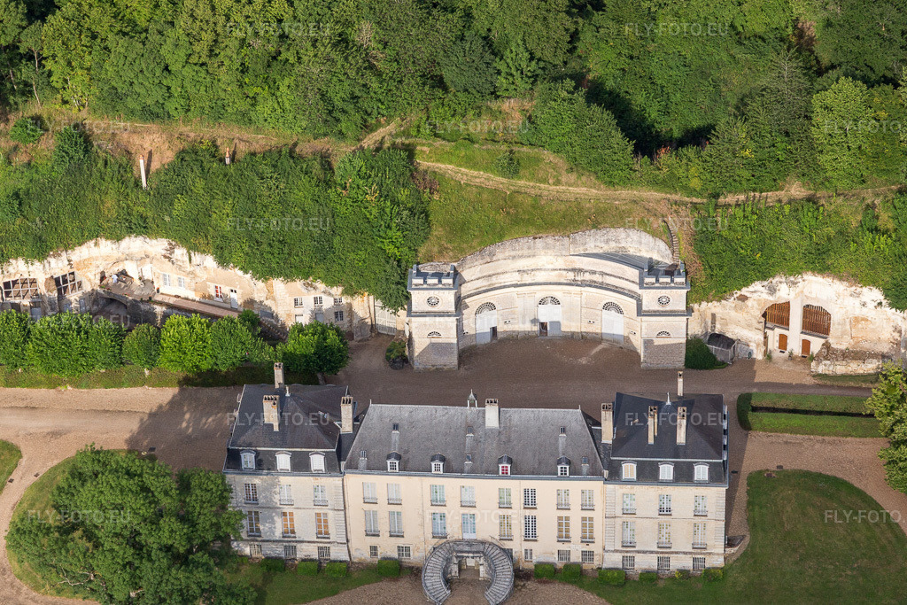 Vue aérienne: Des caves creusées dans le tuf de la rive du Loir, en face du château de Rochambeau. à Thoré-la-Rochette dans le département Loir et Cher, France. Photo: IMG_101119.jpg prise le 24/06/2017 par Werner Riehm/FLY-FOTO.eu – Résolution de l'original: 5032 x 3355 px