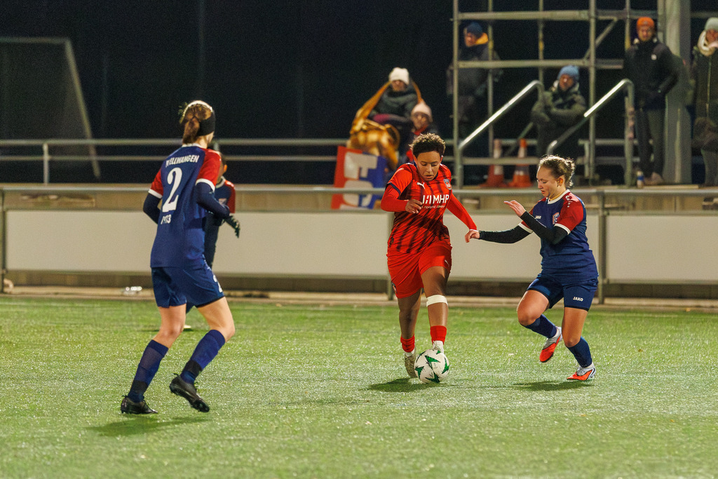 FCHFCE_251121_2153 | 1.FC Heidenheim 1846 II vs. FC Ellwangen II, Fußball, Frauen, Bezirksliga, 2025/2026, 10. Spieltag, 22.11.2025 in Heidenheim, Kunstrasen b. Voith-Arena West, Flutlichtspiel(Foto: Michael Bulling) - Realisiert mit Pictrs.com