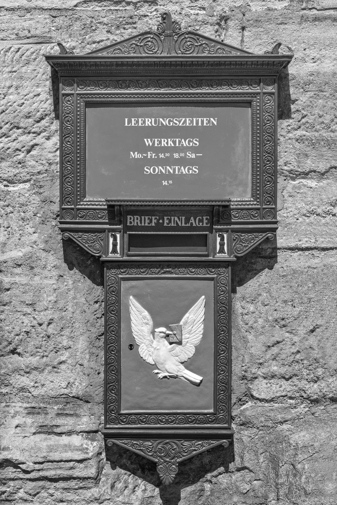 Alter Briefkasten | Alter Briefkasten mit Basler-Dybli beim Spalentor, Basel, Schweiz. - Realisiert mit Pictrs.com