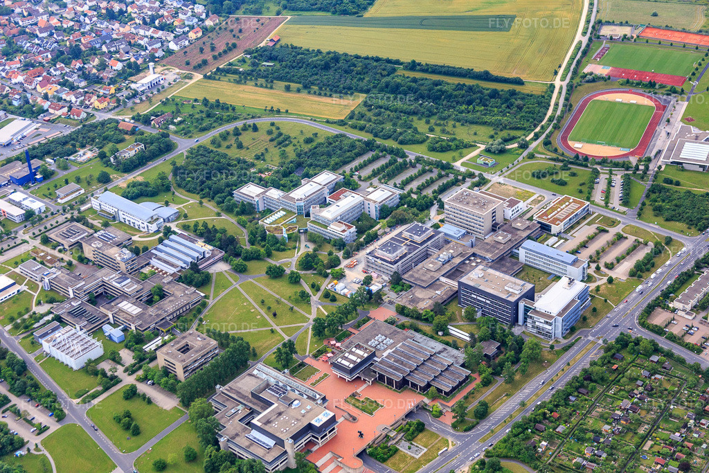 Luftbild: Campus Hubland Süd mit Universitätsbibliothek Würzburg, Universität Würzburg Technische Physik und Biozentrum der Julius-Maximilians-Universität Würzburg im Ortsteil Frauenland in Würzburg im Bundesland Bayern in Deutschland.Foto: IMG_089824.jpg vom 11.06.2016 durch Werner Riehm/FLY-FOTO.deWWW.BIBLIOTHEK.UNI-WUERZBURG.DEWWW.PHYSIK.UNI-WUERZBURG.DEWWW.BIOZENTRUM.UNI-WUERZBURG.DE
