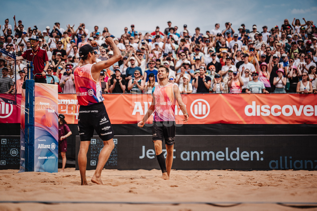Beachvolleyball | Männer | Allianz German Beach Tour 2025 | Tourstop München | 06.07.2025 | v.l. Valentin Schneckenburger und Yannick Bibelriether jubeln nach dem Sieg