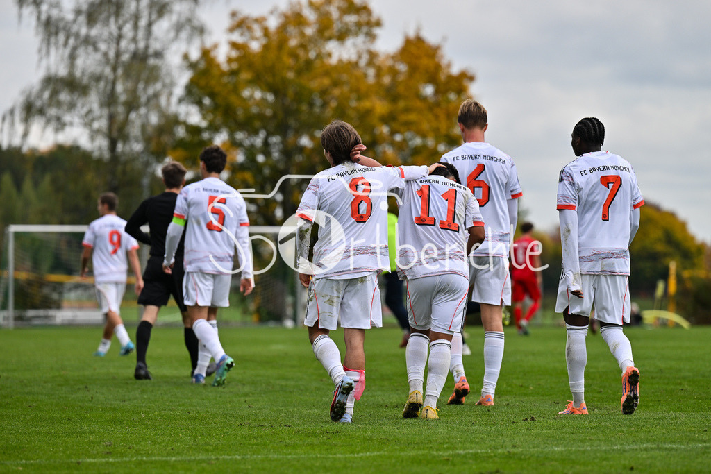SpVgg Unterhaching U19 - FC Bayern München U19 | Jubel der Gäste nach dem Treffer zum 0-3 durch Maycon Douglas NORMANHA CAROZO (FC Bayern München U19 11) / Hattrick / Tor / Torschuetze / Freude / Happy / U19 DFB Nachwuchsliga: SpVgg Unterhaching - FC Bayern München; Sportschule Oberhaching am 18.10.2025