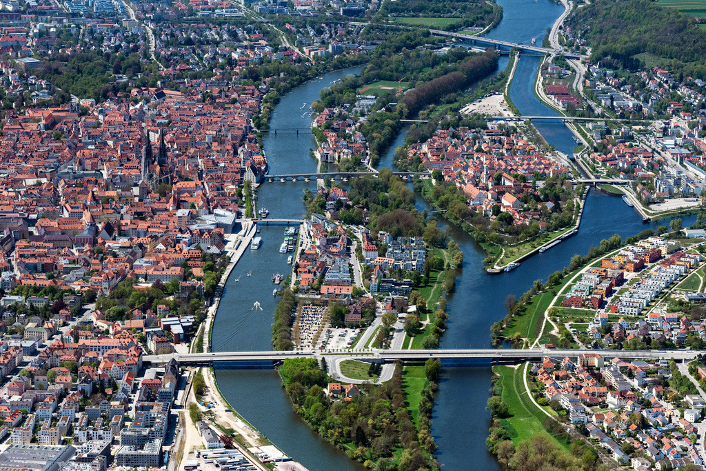 dr__0062548.jpg | REGENSBURG 09.05.2021 Stadtgebiet mit Außenbezirken und Innenstadtbereich in Regensburg im Bundesland Bayern, Deutschland. // City area with outside districts and inner city area in Regensburg in the state Bavaria, Germany. Foto: Daniel Reiter