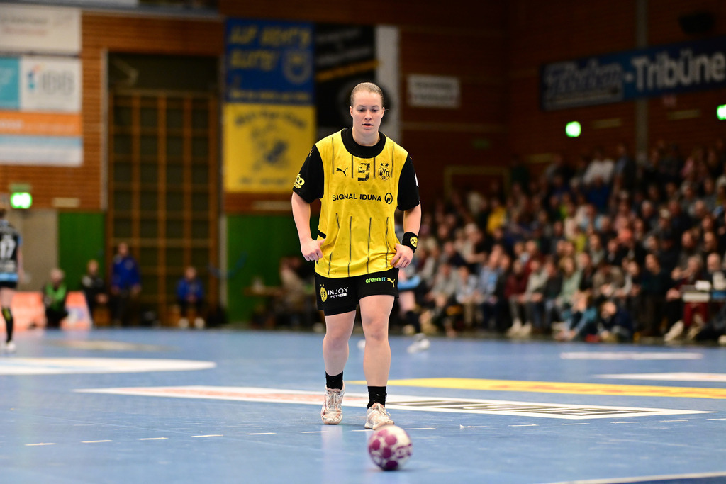 Handball I Frauen I Saison 2024-2025 I 1. HBF I 12. Spieltag I Buxtehuder SV - Borussia Dortmund | Lisa Antl (9, Borussia Dortmund) - Realisiert mit Pictrs.com
