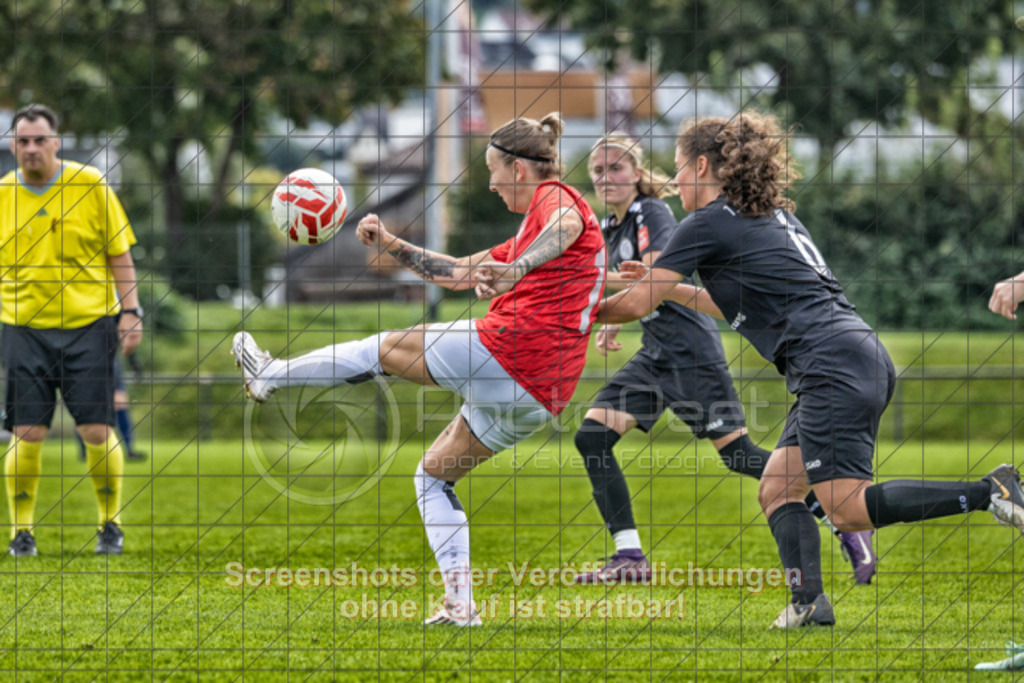 20250928_134334_0301-Bearbeitet | #,1.FC Donzdorf (schwarz) vs. TV Derendingen (rot), Fussball, Frauen-Verbandsliga Württemberg, 03. Spieltag, Saison 2025/2026, Rasenplatz Lautertal Stadion, Süßener Straße 16, 73072 Donzdorf, 28.09.2025 - 13:00 Uhr,Foto: PhotoPeet-Sportfotografie/Peter Harich