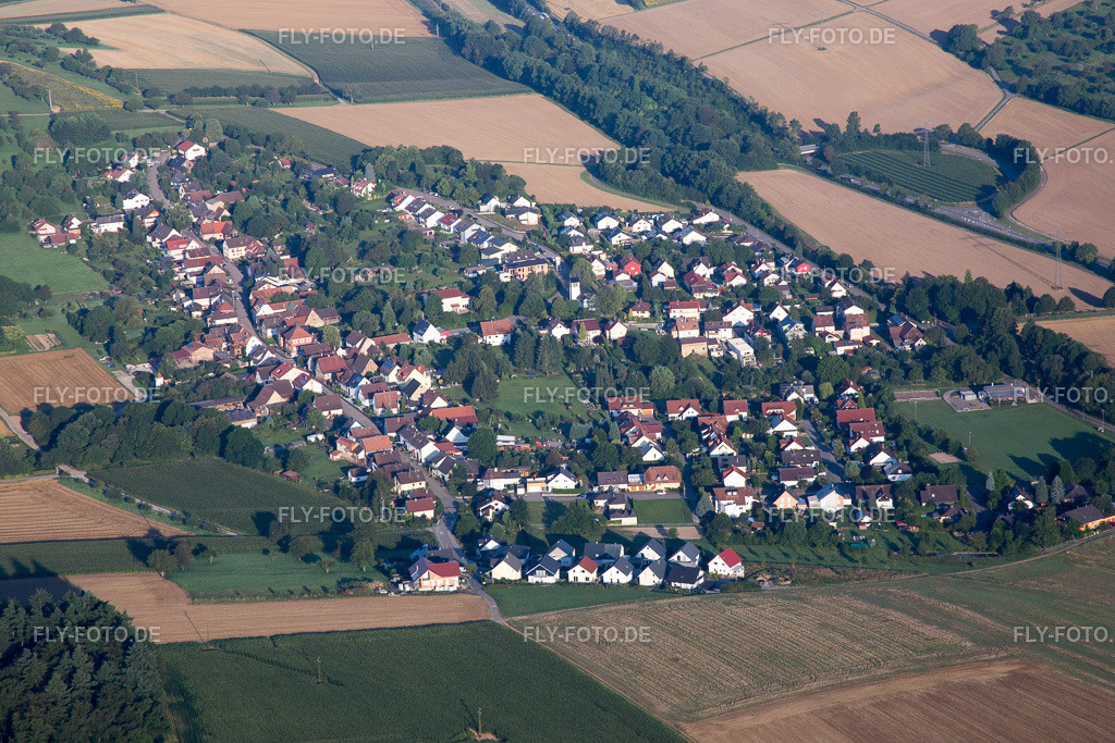 Ortsansicht | Luftbild: Ortsansicht im Ortsteil Dürrenbüchig in Bretten im Bundesland Baden-Württemberg in Deutschland. Foto: IMG_092283.jpg vom 01.08.2016 durch Werner Riehm/FLY-FOTO.de - Realisiert mit Pictrs.com