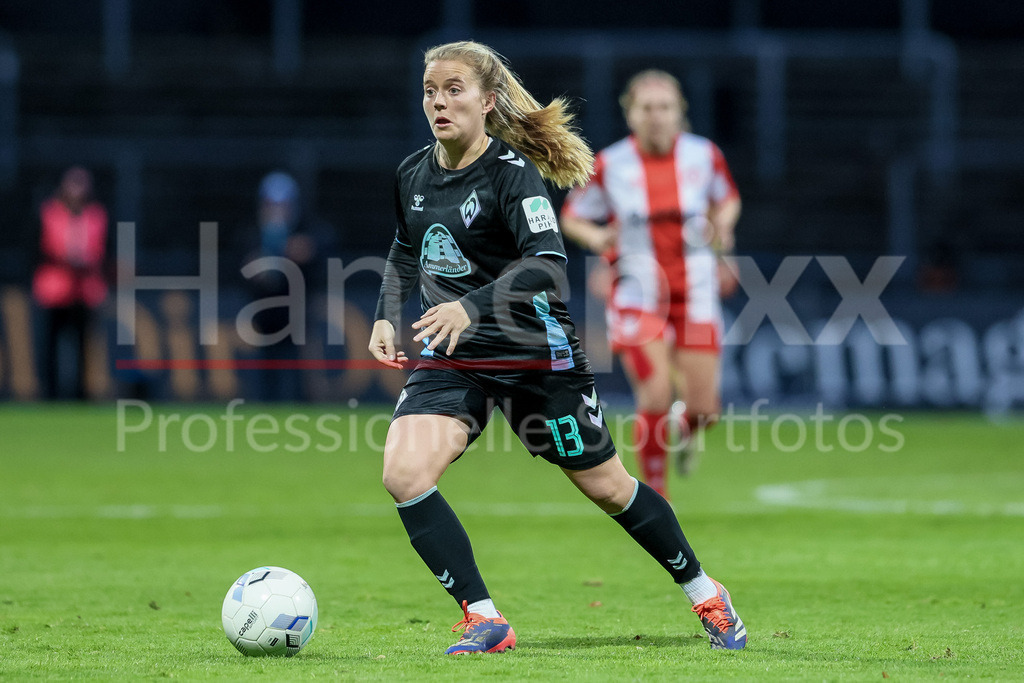 Fussball, DFB-Pokal Frauen, SC Fortuna Köln - SV Werder Bremen | v.li.: Ricarda Walkling (SV Werder Bremen, 13) am Ball, Einzelbild, Ganzkörper, Aktion, Action, Spielszene, DIE DFB-RICHTLINIEN UNTERSAGEN JEGLICHE NUTZUNG VON FOTOS ALS SEQUENZBILDER UND/ODER VIDEOÄHNLICHE FOTOSTRECKEN. DFB REGULATIONS PROHIBIT ANY USE OF PHOTOGRAPHS AS IMAGE SEQUENCES AND/OR QUASI-VIDEO.