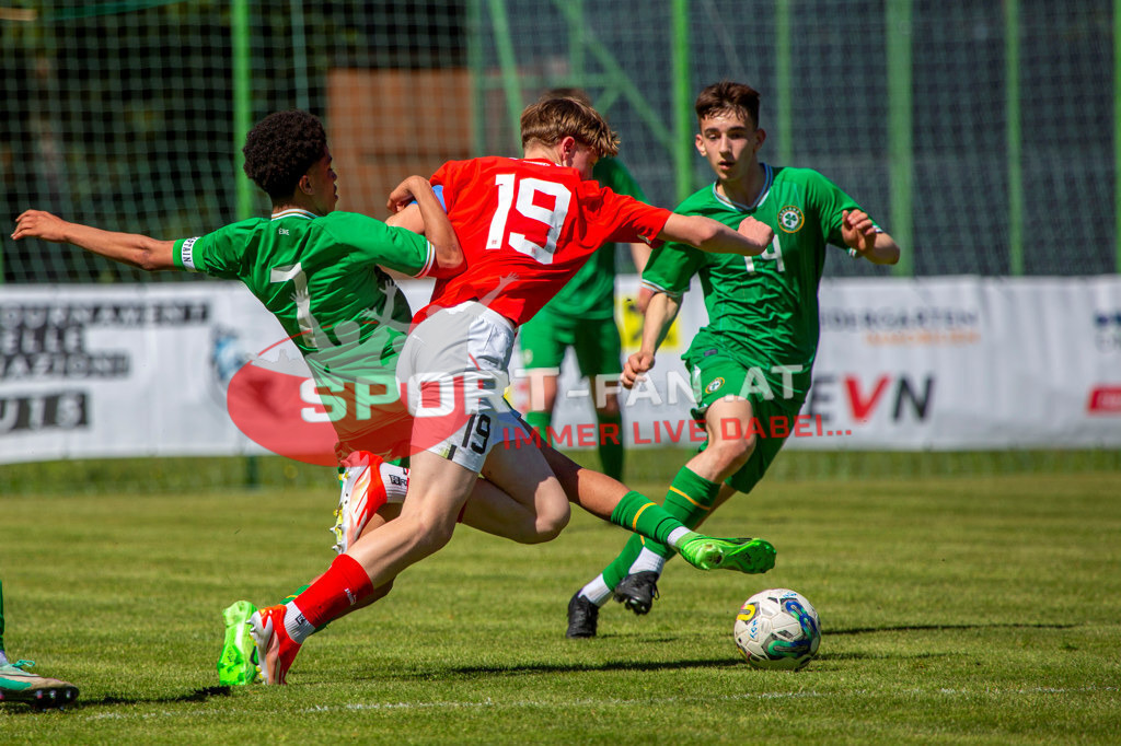 Fußball Halbfinale | Victor Ozhianvuna (U15 Irland #7) Luca Weinhandl (U15 Österreich #19) Kian Quigley (U15 Irland #14) Fußball Halbfinale, Irland U15 - Österreich U15 am 29.04.2024 in Arnoldstein (Sportplatz), Austria, (Photo by Ernst Krawagner sport-fan.at) - Realisiert mit Pictrs.com