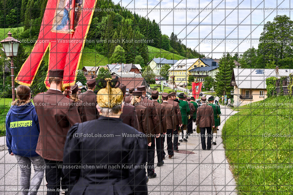 ALP7849_Fronleichnam_Lackenhof_Umzug | (C)FotoLois.com, Alois Spandl. FRONLEICHNAM in Lackenhof mit Pfarrer Norbert Burmettler, Musikkapelle, Feuerwehr, Goldhaubengruppe und vielen LackenhoferInnen, Do 30. Mai 2024.