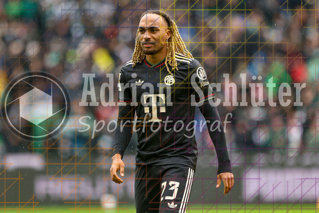 Borussia Mönchengladbach vs FC Bayern München - Bundesliga  | Mönchengladbach, Deutschland, 25.10.25:   Sacha Boey (FC Bayern München) schaut waehrend des Spiels der Bundesliga zwischen Borussia Mönchengladbach vs FC Bayern München im Stadion im Borussia Park(Foto von Brauer-Fotoagentur / Adrian Schlueter)