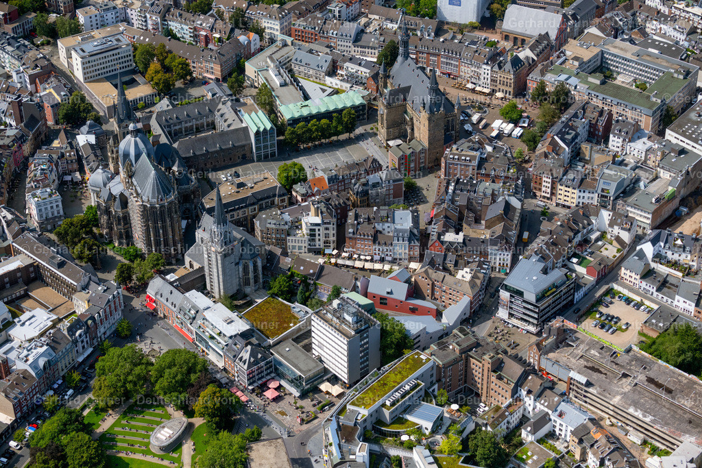 4049070 | Rathaus und  Aachener Dom, auch Hoher Dom zu Aachen, Aachener Münster oder Aachener Marienkirche, ist die Bischofskirche des Bistums Aachen und das bedeutendste Wahrzeichen der Stadt Aachen