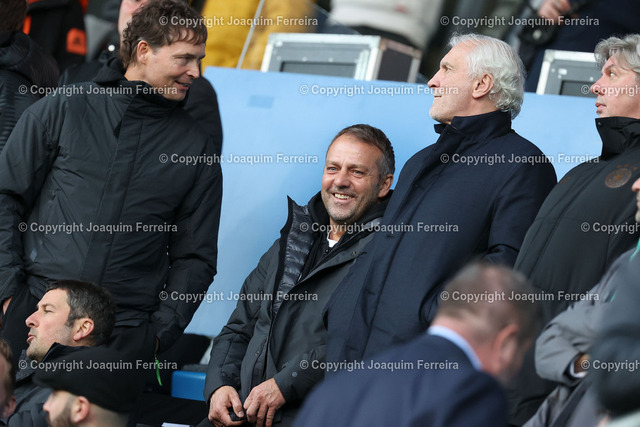 230324dfbvsjap_00336 | Frankfurt am Main, 24.März 2023 Länderspiel U21 Deutschland - Japan v.l., Assistenztrainer Marcus Sorg, Hans-Dieter Flick (Deutschland, Bundestrainer) und Rudi Völler (DFB Direktor)


 - Realisiert mit Pictrs.com