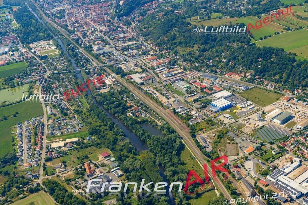 Luftbild der Stadt Rudolstadt - Die Luftaufnahme wurde 2025 vom UL-Flugzeug heraus erstellt ( keine Drohne ) - Hochauflösende Luftaufnahme - für professionelle Ausdrucke geeignet. Die Geschenkidee !Hier alle&nbsp;Infos zur Lizenzierung der LuftaufnahmeWir fliegen auch dieses Jahr wieder in Ihre Region um Luftbilder zu erstellen.- Luftbild anfragen
