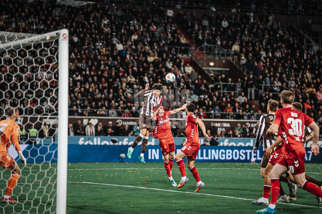 Fußball | Männer | Saison 2025/2026  | Fußball-Bundesliga | 30. Spieltag | FC St. Pauli vs. 1. FC Köln | 17.04.2026 | Kopfball von Tomoya Ando (#15, FC St. Pauli)