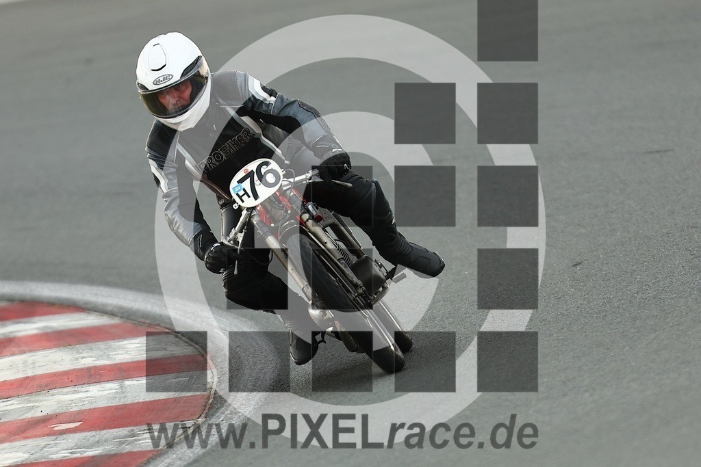 0h76-20260418_03726 | Schöne Erinnerungen an spannende Momente - das festzuhalten ist unser Job. PIXELrace.de ist seit 2003 auf den Rennstrecken Europas unterwegs um die Action draußen beim Fahren und die wunderbare Stimmung imm Fahrerlager für euch einzufangen.