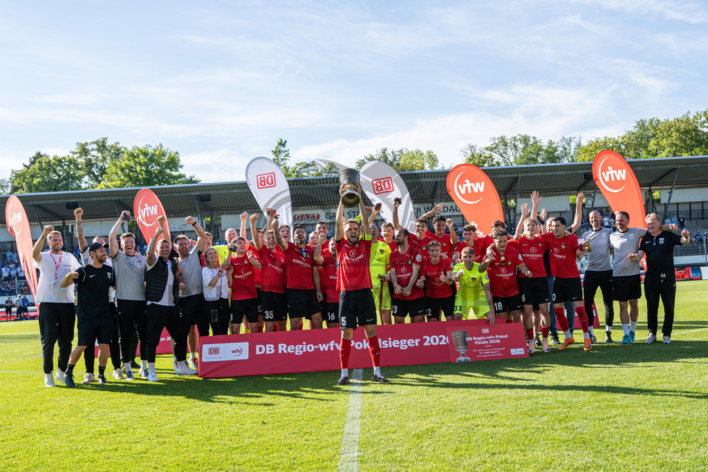 Stuttgarter Kickers vs. SG Sonnenhof Großaspach, Fussball, WFV-Pokal, Finale, 23.05.2026 | Volkan Celiktas (SG Sonnenhof Großaspach, #05) und seine Mannschaft jubeln nach Pokaluebergabe,Stuttgarter Kickers vs. SG Sonnenhof Großaspach, Fussball, WFV-Pokal, Finale, 23.05.2026
